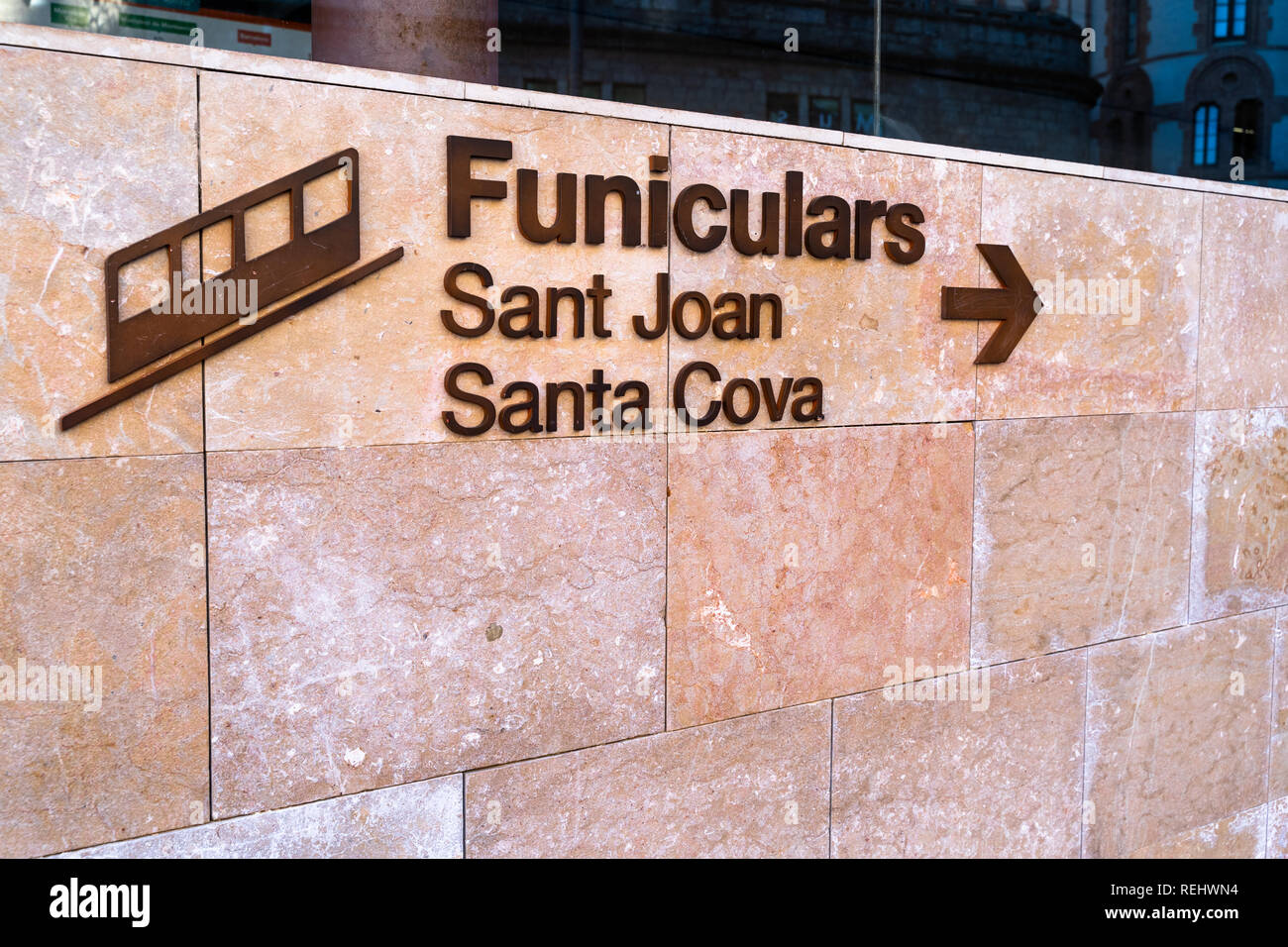 Panneau routier vers le funiculaire de Sant Joan, Santa Cova, funiculaire de gravir le Pic de Sant Joan. Barcelone, Montserrat, ​​Spain. Banque D'Images