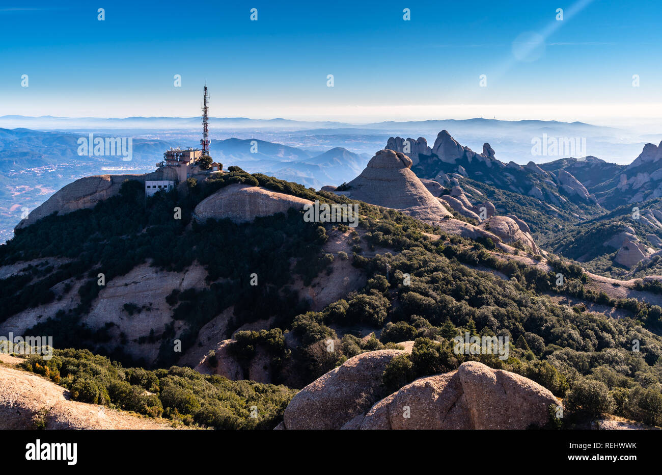 Vue de la tour de communication au sommet du Sant Jeroni, avec la mer en arrière-plan, les montagnes de Montserrat, Barcelone, Catalogne, Espagne Banque D'Images