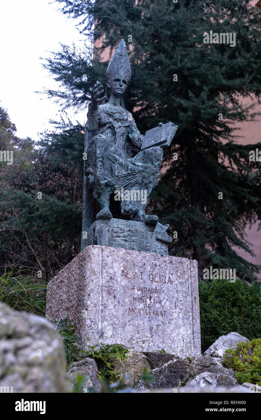 Statue de l'Abat Oliba, fondateur du monastère de Montserrat, monastère de Santa María de Montserrat, abbaye bénédictine de Santa Maria de Montserrat. Banque D'Images
