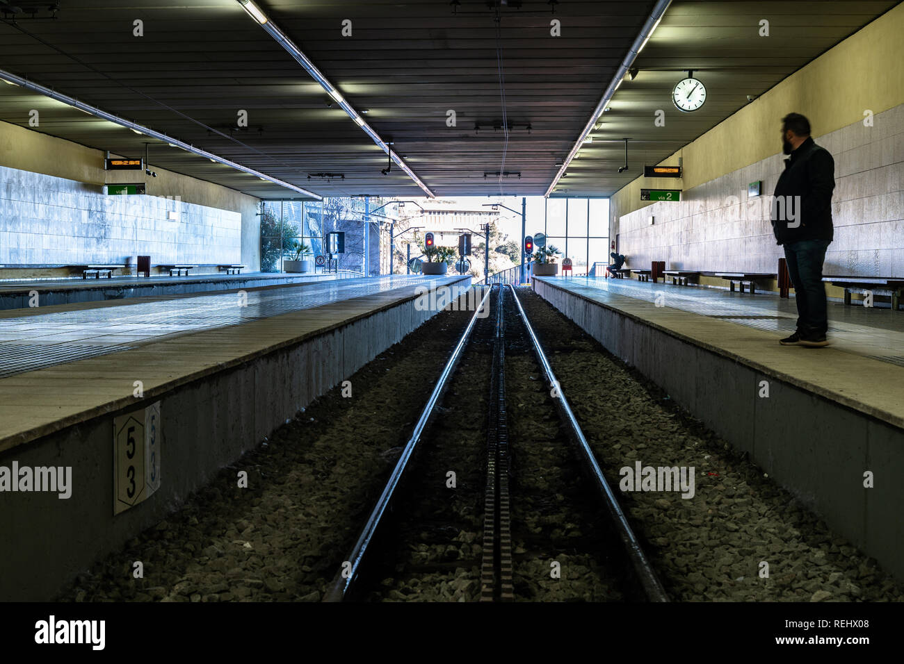 Traveler attendant le train sur la ligne 2 de la gare de la crémaillère de Montserrat, Monasterio de Montserrat, Barcelone, ​​Spain. Banque D'Images