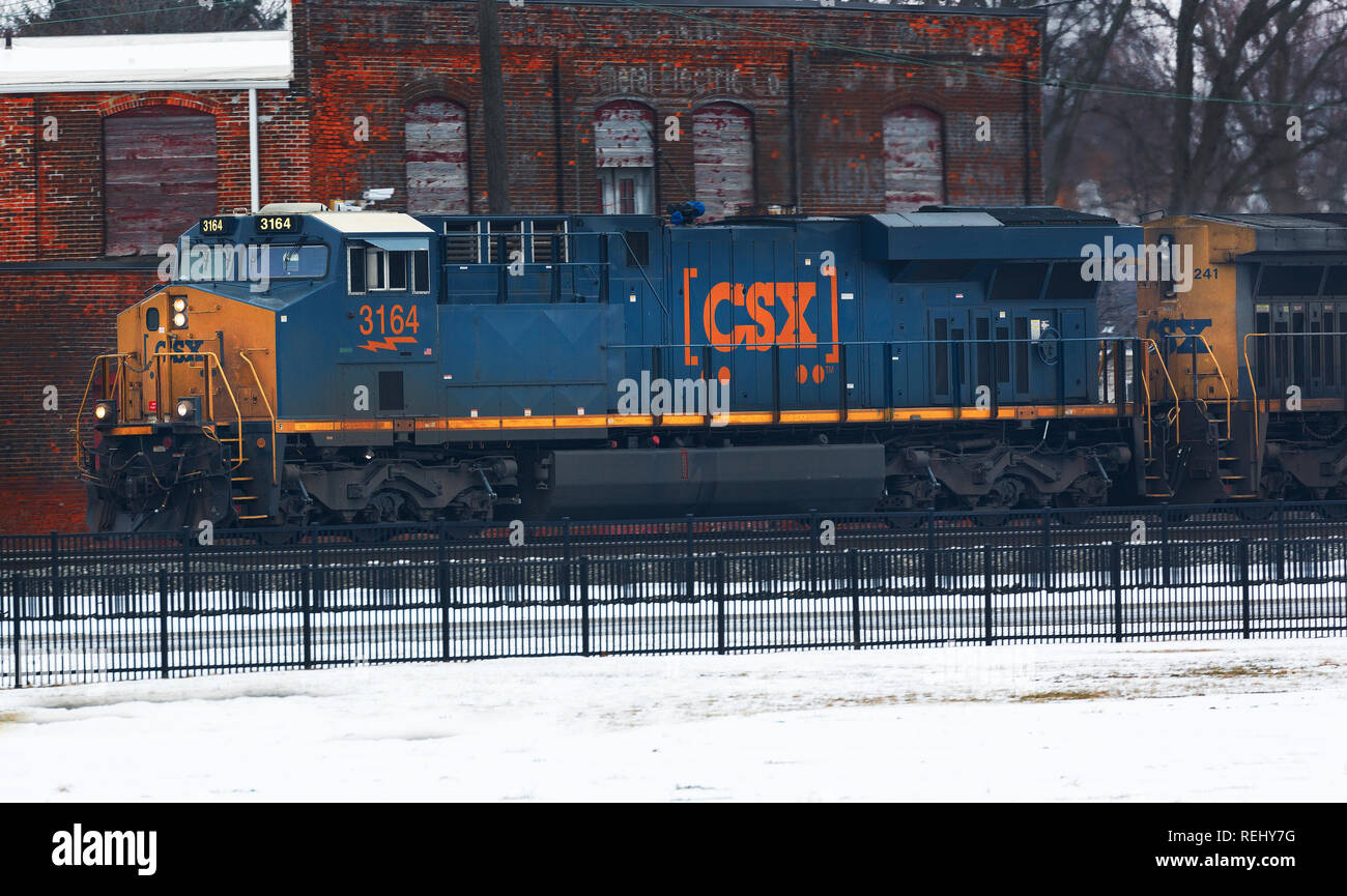 Locomotive diesel CSX transportant des marchandises à travers Fostoria, Ohio en hiver Banque D'Images