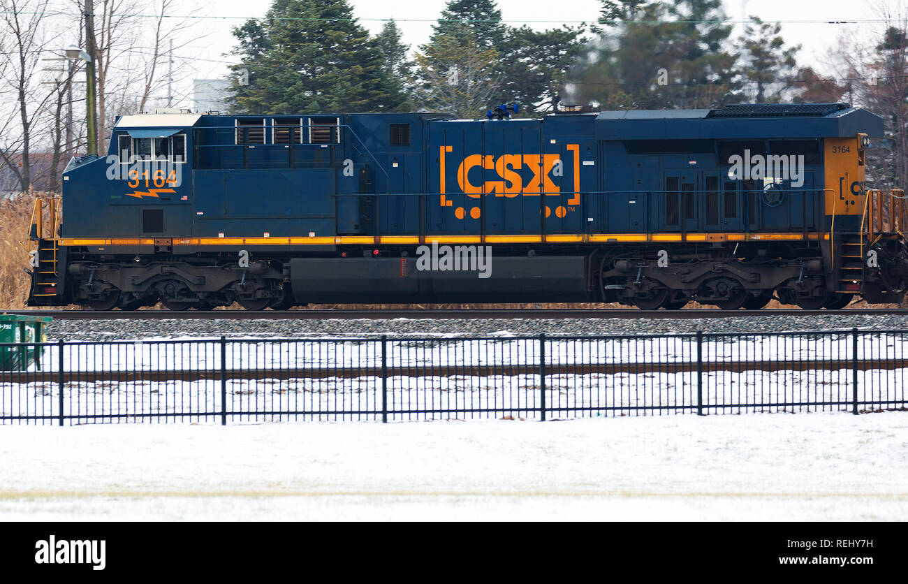 Locomotive diesel CSX transportant des marchandises à travers Fostoria, Ohio en hiver Banque D'Images