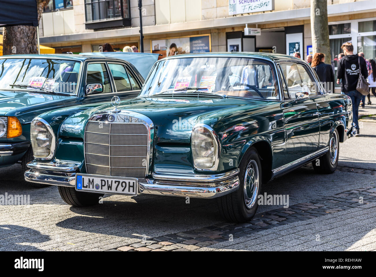 Allemagne, Luxembourg - APR 2017 : vert foncé MERCEDES-BENZ W111 W112 300SE 1959 à Limburg an der Lahn, Hesse, Allemagne. Banque D'Images