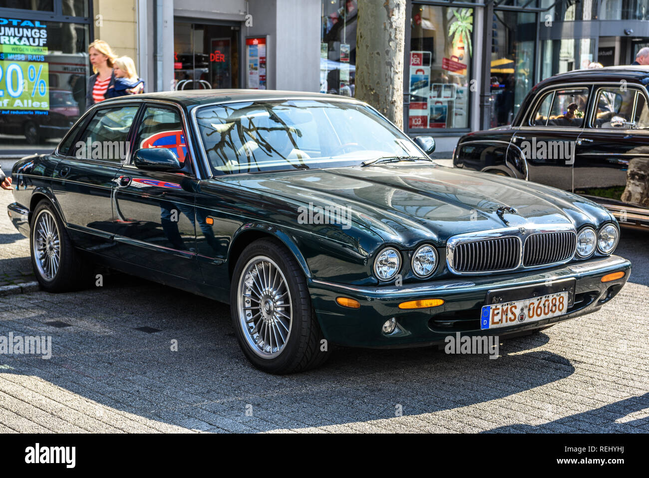 Allemagne, Luxembourg - APR 2017 : vert foncé Jaguar X308 XJ 1997 Limburg an der Lahn, Hesse, Allemagne. Banque D'Images
