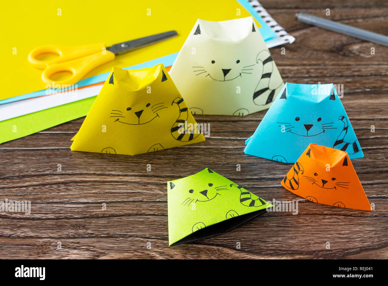 Jouet en papier Origami marionnettes chat. De la colle, des ciseaux et du  papier sur une table en bois. Projet d'art pour enfants bricolage pour  enfants. Bricolage pour enfants. S COPIE Photo
