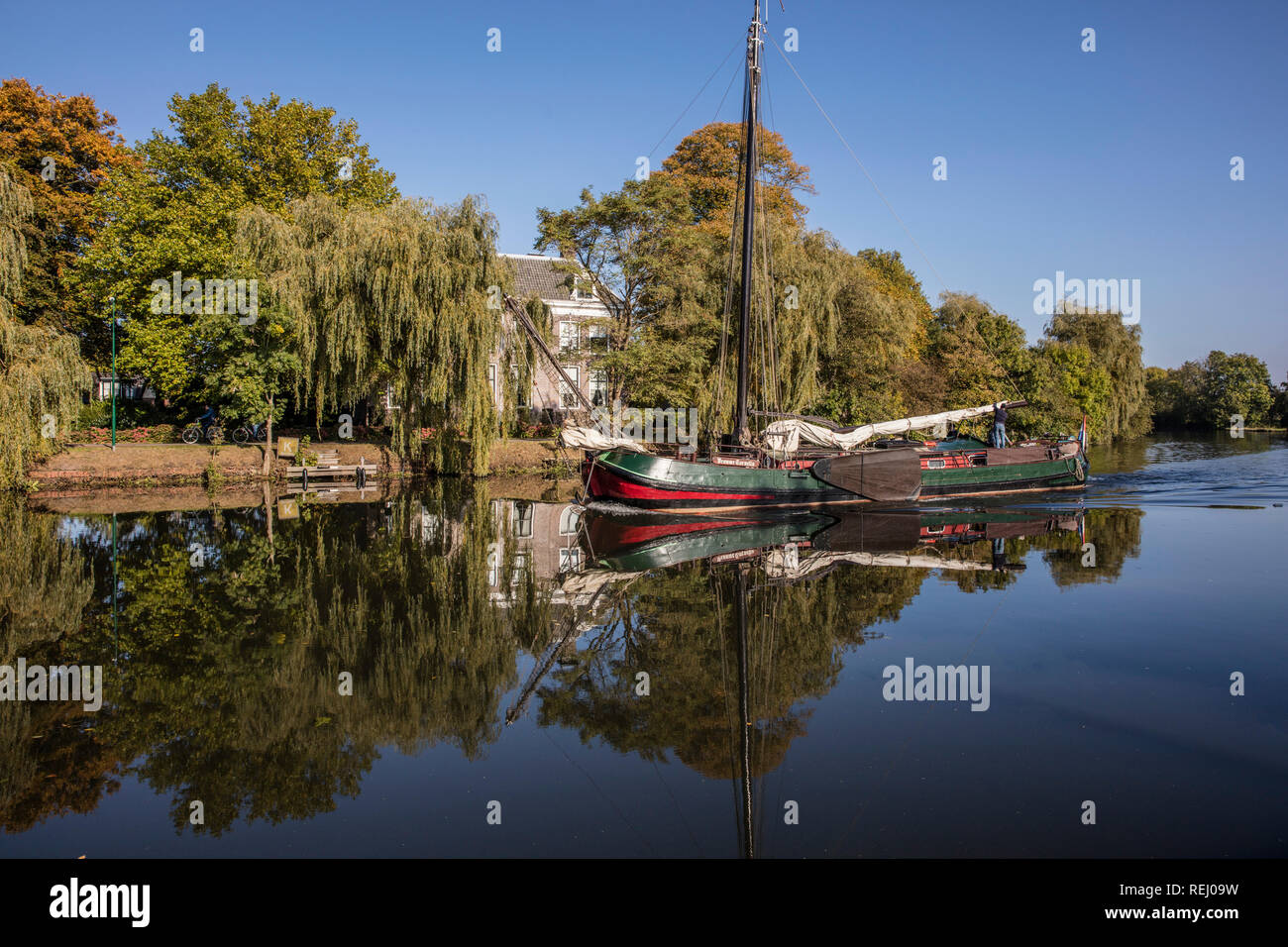 Les Pays-Bas, Maarsen, rivière Vecht. Fret traditionnel bateau à voile. Banque D'Images