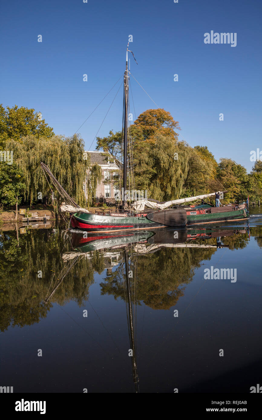 Les Pays-Bas, Maarsen, rivière Vecht. Fret traditionnel bateau à voile. Banque D'Images