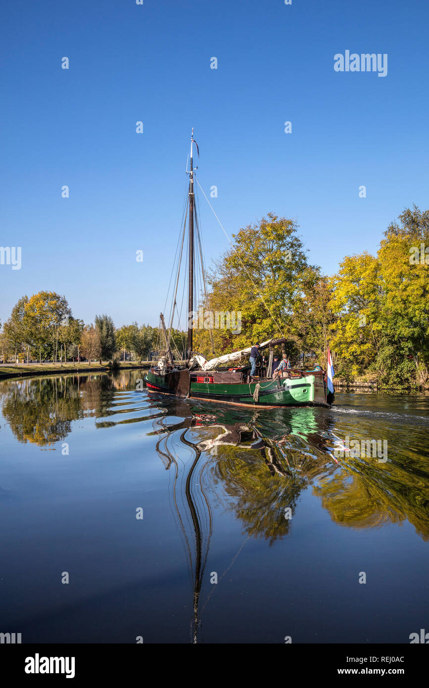 Les Pays-Bas, Maarsen, rivière Vecht. Fret traditionnel bateau à voile. Banque D'Images