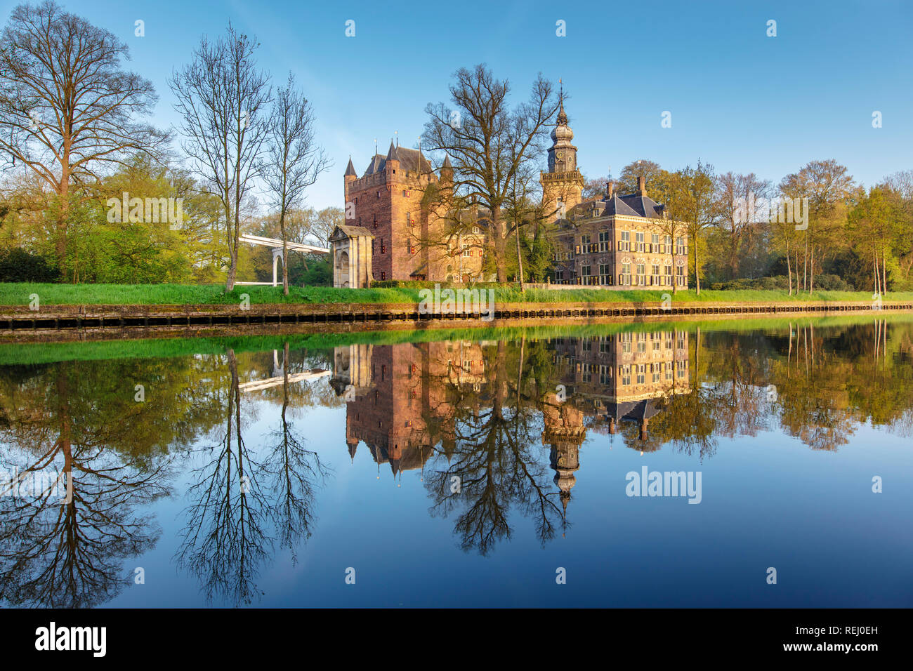 Pays-bas, Breukelen, Château Nyenrode (anciennement appelé Nijenrode) le long de la rivière Vecht. Emplacement de Nyenrode Business University. Banque D'Images