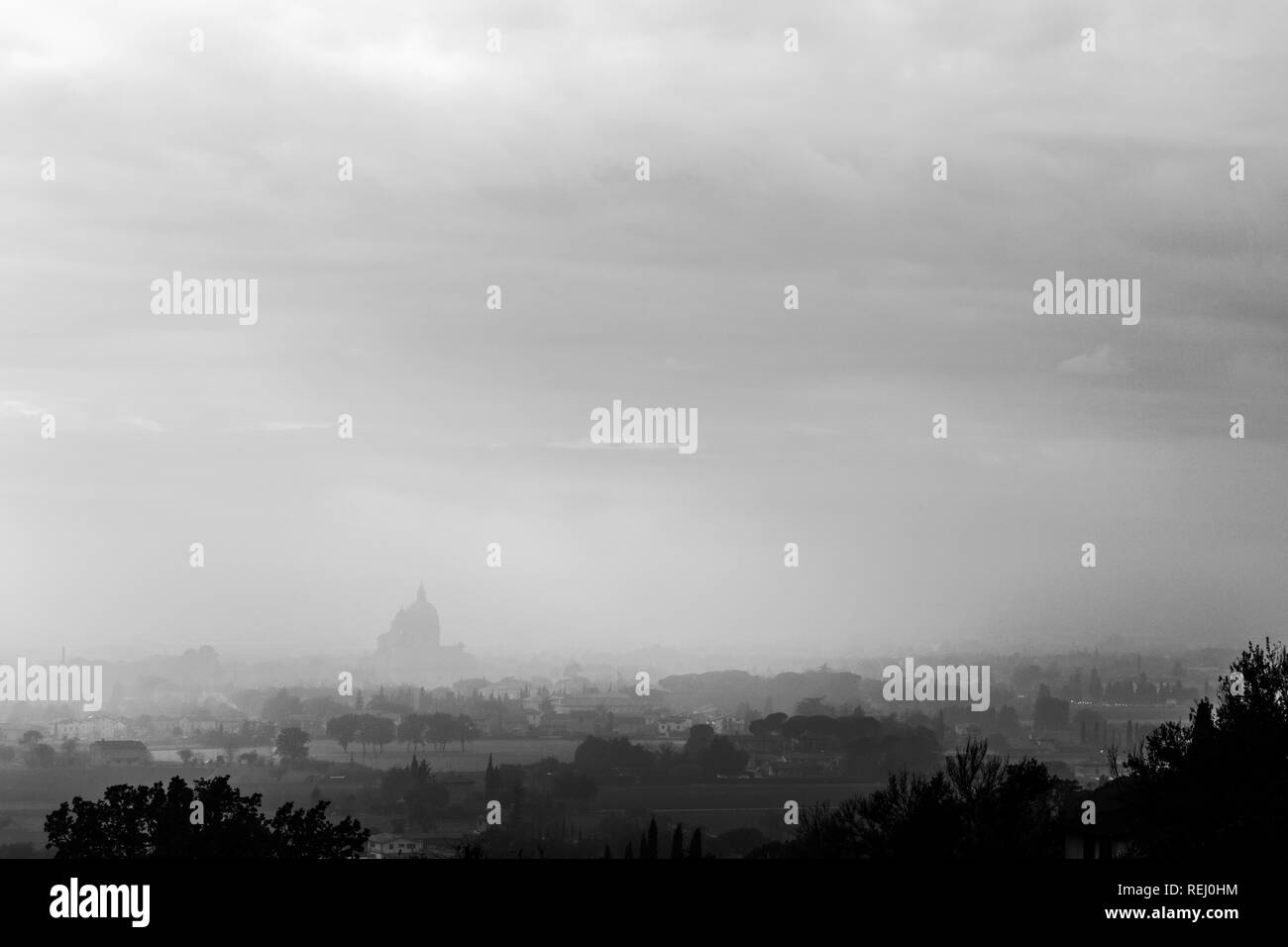 Moody vue de S.M. degli Angeli (Assise, Ombrie, Italie) au milieu de la brume d'automne Banque D'Images