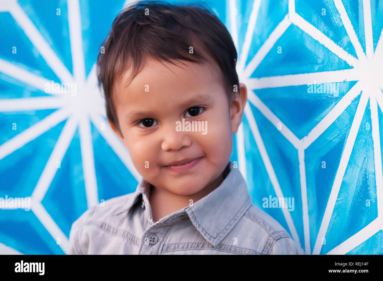 Portrait d'un bébé garçon qui ressemble bien réfléchie et prêts pour  l'école, debout devant un fond lumineux à la maternelle Photo Stock - Alamy