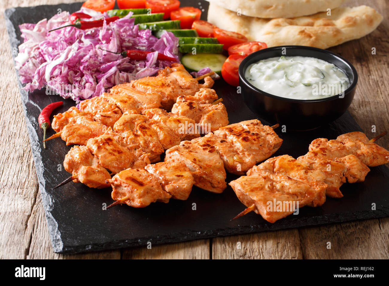 Brochette de poulet méditerranéen avec légumes, sauce yogourt et de pain pita libre sur une liste de sélection. Banque D'Images