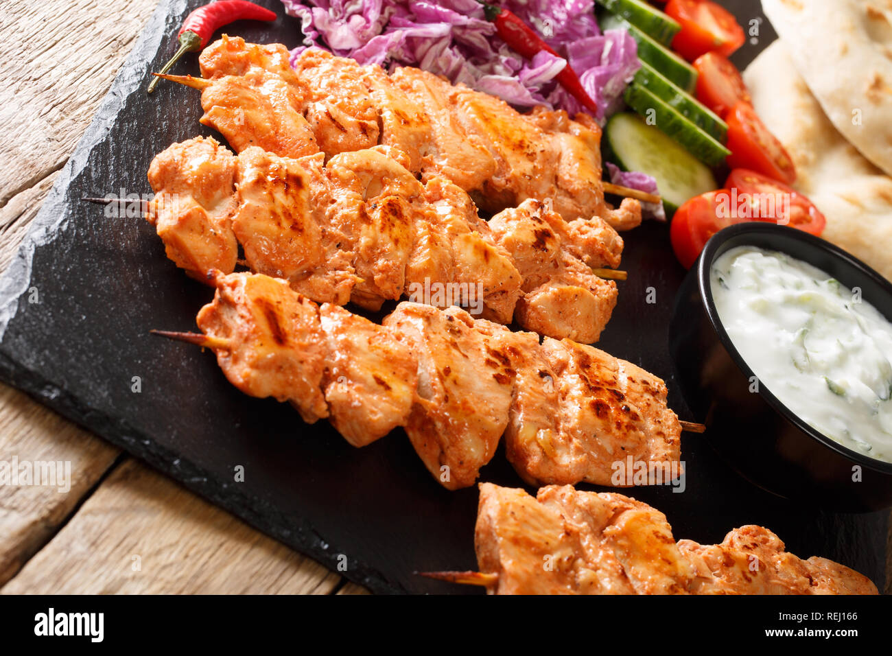 Shish Taouk libanais (Tawook)avec des légumes frais, sauce yogourt et pita close-up sur la table horizontale. Banque D'Images