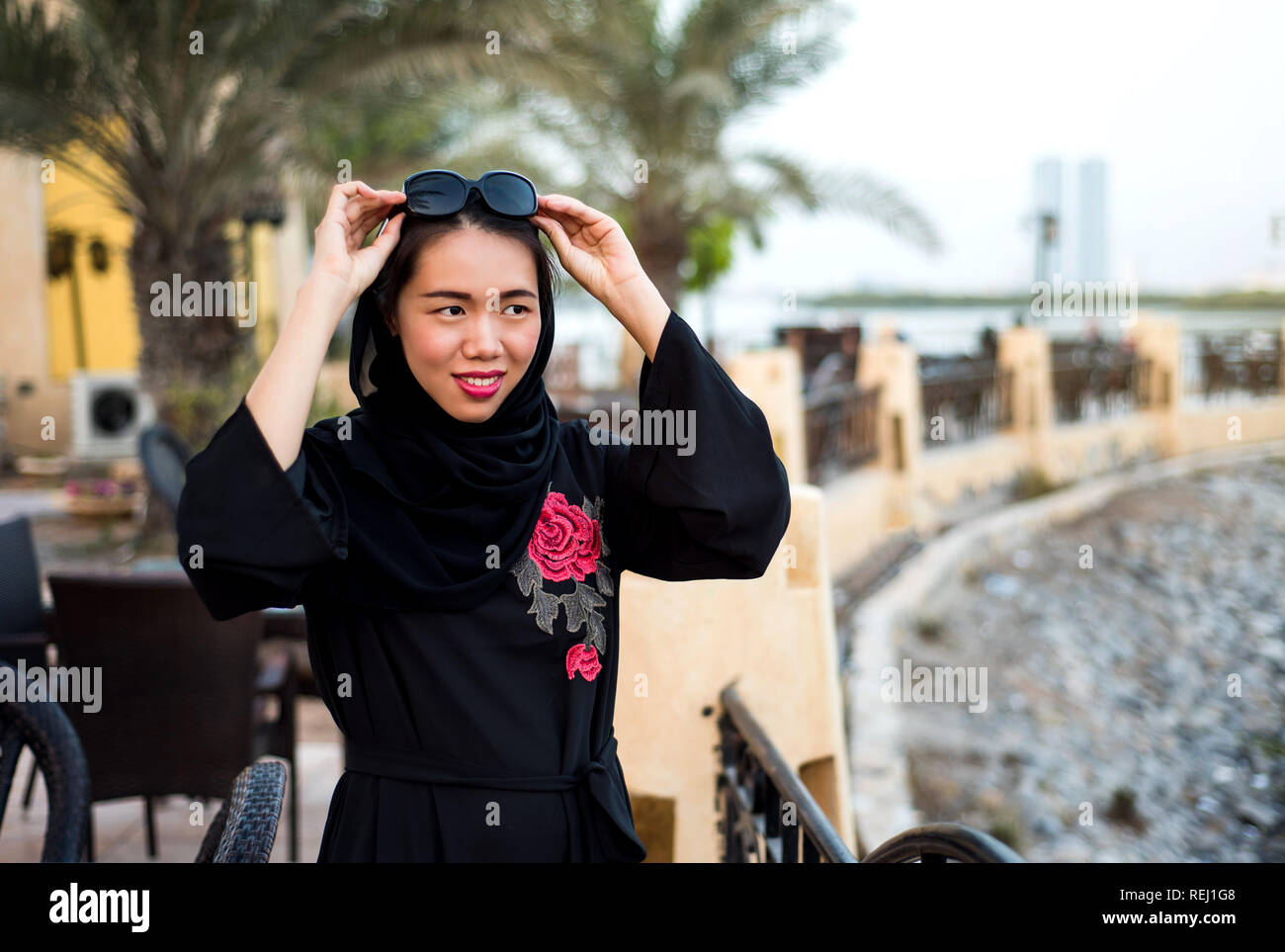 Belle femme musulmane dans hijab extérieur portrait Banque D'Images