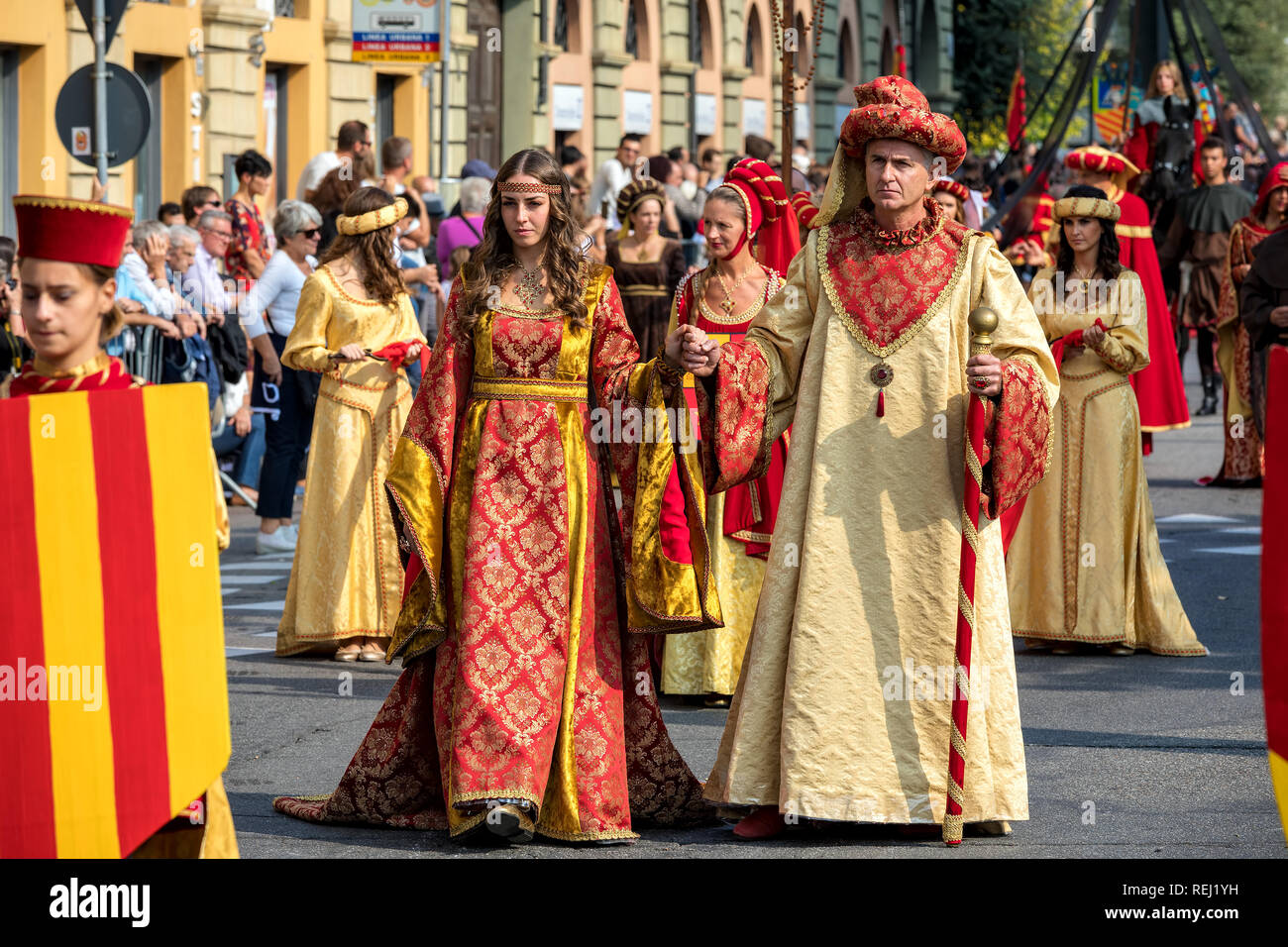 Les gens qui portent des robes historiques sur Parade Médiévale - partie traditionnelle de célébrations au cours de truffe blanche annuelle. Banque D'Images