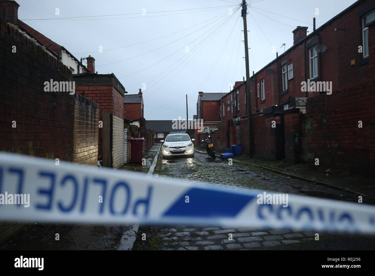 Dans une maison de la police, rue Arthur, petit levier, Bolton, où ils enquêtent sur la mort d'une femme et deux jeunes enfants. Banque D'Images