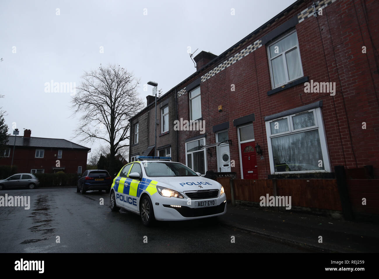 Dans une maison de la police, rue Arthur, petit levier, Bolton, où ils enquêtent sur la mort d'une femme et deux jeunes enfants. Banque D'Images