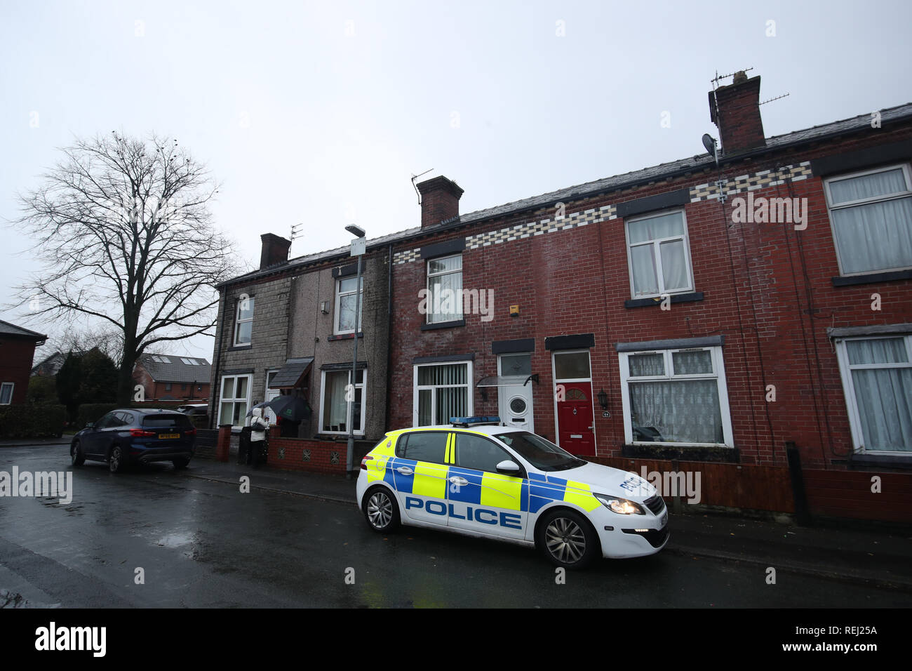 Dans une maison de la police, rue Arthur, petit levier, Bolton, où ils enquêtent sur la mort d'une femme et deux jeunes enfants. Banque D'Images