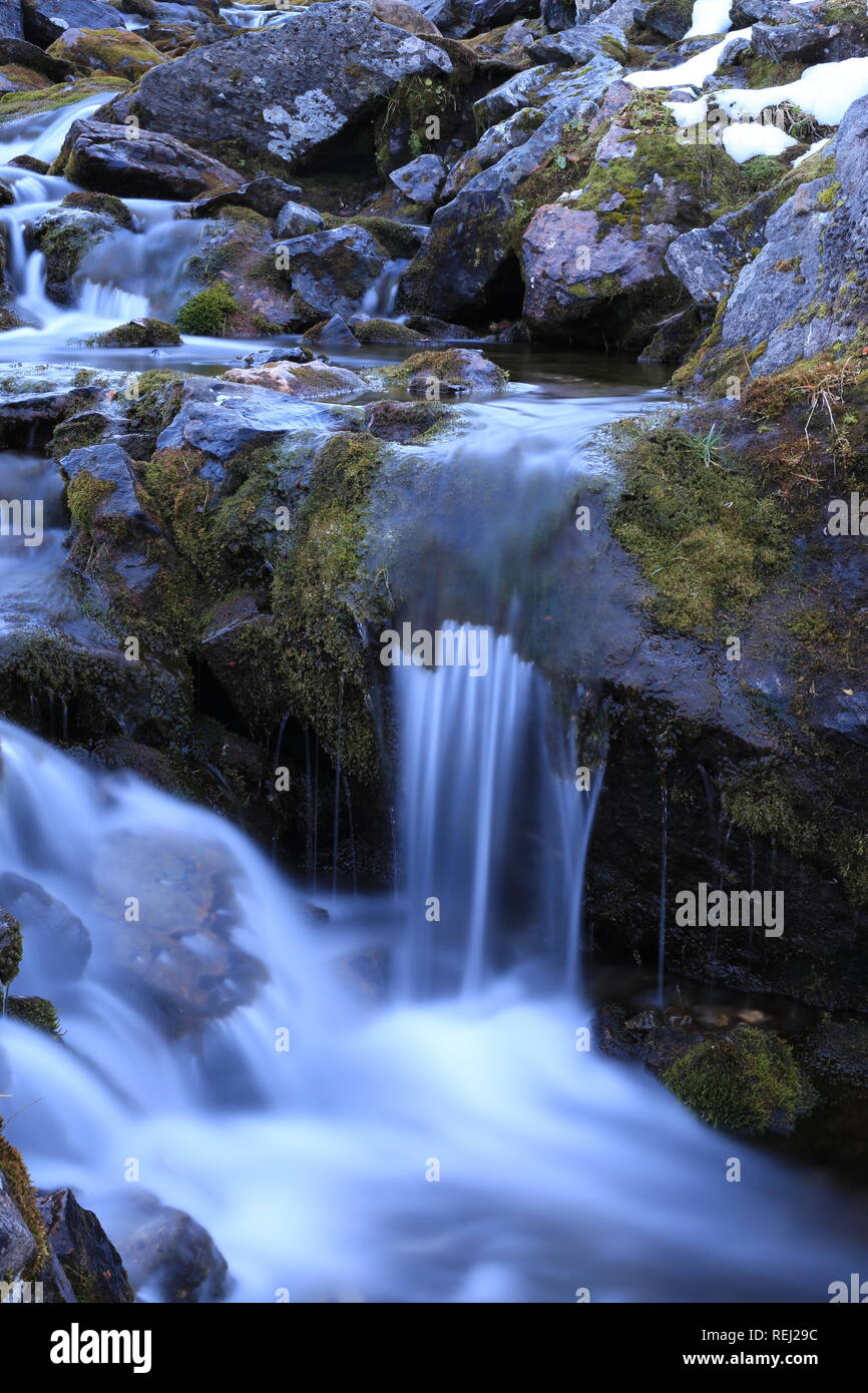 La glace froide mountain creek Banque D'Images