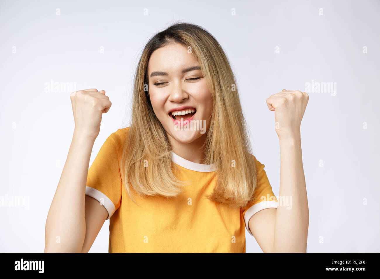 Young Asian Woman Avec Surprise Excitee Heureux Des Cris Cheerful Girl Avec Drole Expression Visage Joyeux Photo Stock Alamy