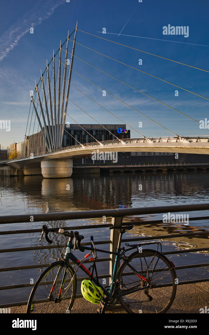 ITV's Coronation Street et centre de production l'ensemble de la passerelle Media City Manchester Ship Canal, Trafford Park, Greater Manchester, Angleterre Banque D'Images