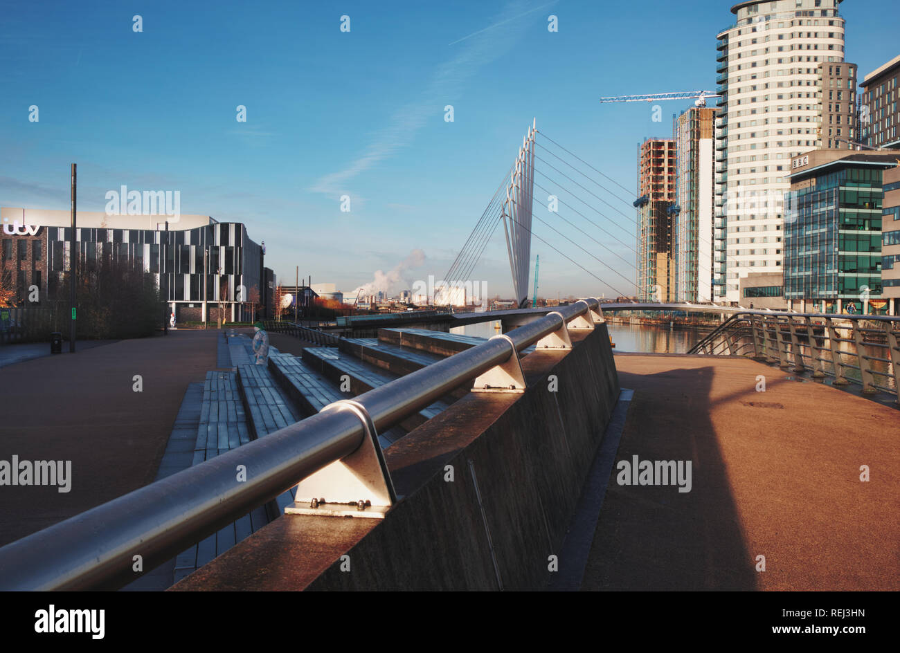 MediaCityUK et Media City passerelle sur le canal de Manchester, Salford, Greater Manchester, Royaume-Uni Banque D'Images