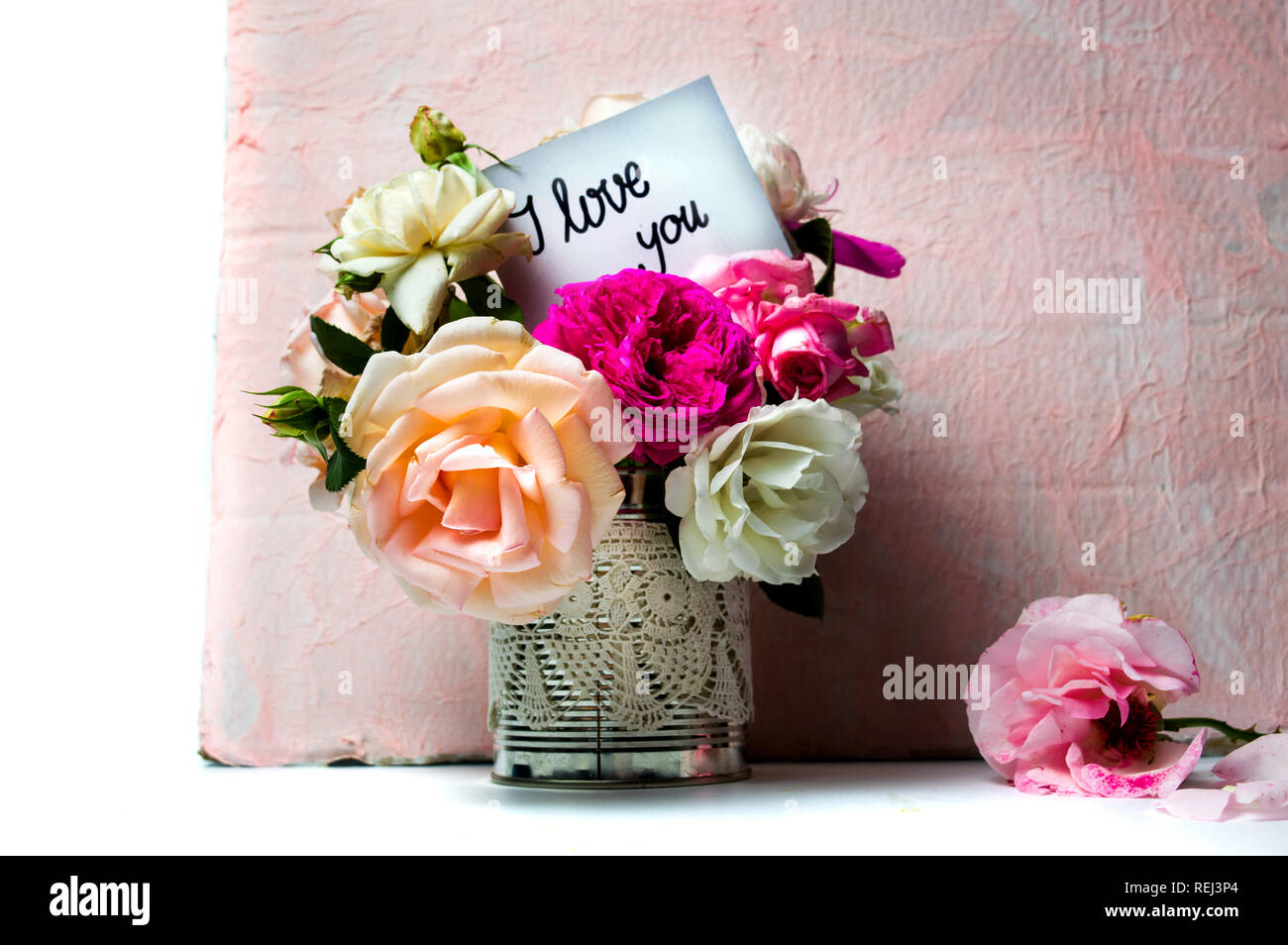 Fleurs rose bouquet dans un vase et je t'aime message Banque D'Images