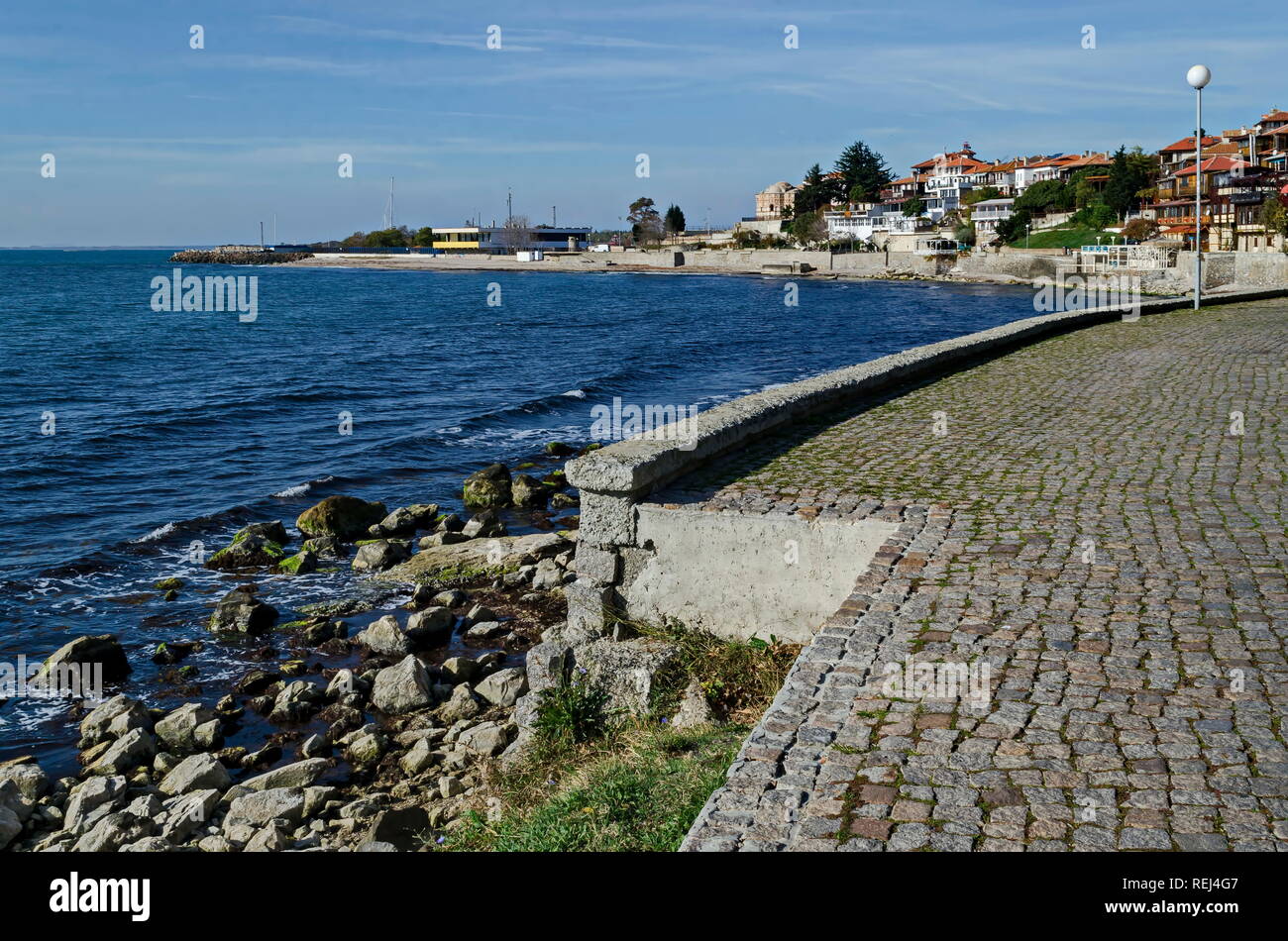 Seascape de district résidentiel avec des maisons dans la ville ancienne de Nessebar ou Mesembria sur la côte de la mer Noire, Bulgarie, Europe Banque D'Images