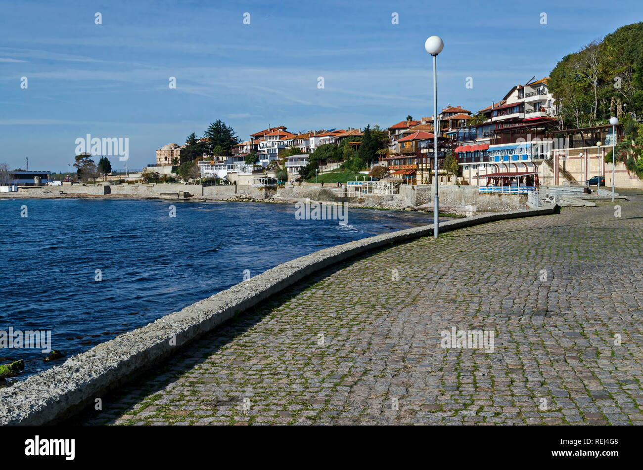 Seascape de district résidentiel avec des maisons dans la ville ancienne de Nessebar ou Mesembria sur la côte de la mer Noire, Bulgarie, Europe Banque D'Images