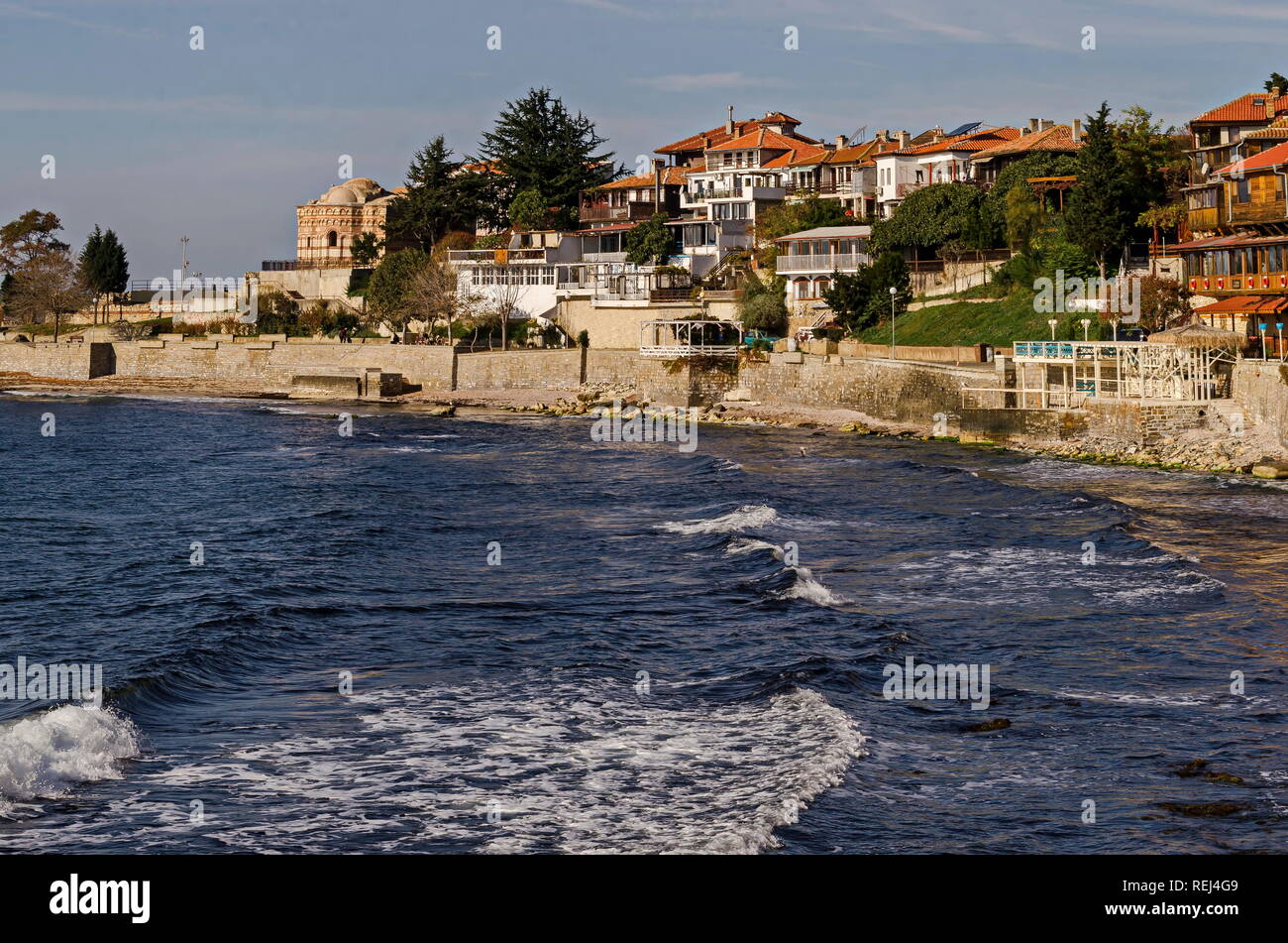 Seascape de district résidentiel avec des maisons dans la ville ancienne de Nessebar ou Mesembria sur la côte de la mer Noire, Bulgarie, Europe Banque D'Images