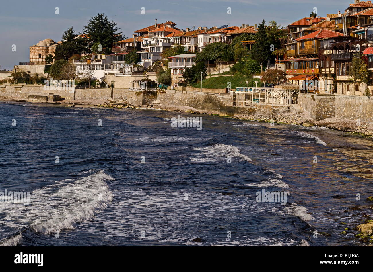 Seascape de district résidentiel avec des maisons dans la ville ancienne de Nessebar ou Mesembria sur la côte de la mer Noire, Bulgarie, Europe Banque D'Images