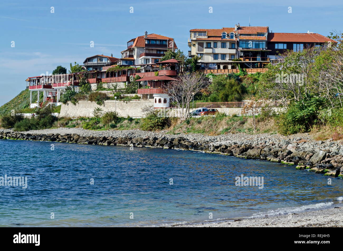 Seascape de district résidentiel avec des maisons dans la ville ancienne de Nessebar ou Mesembria sur la côte de la mer Noire, Bulgarie, Europe Banque D'Images