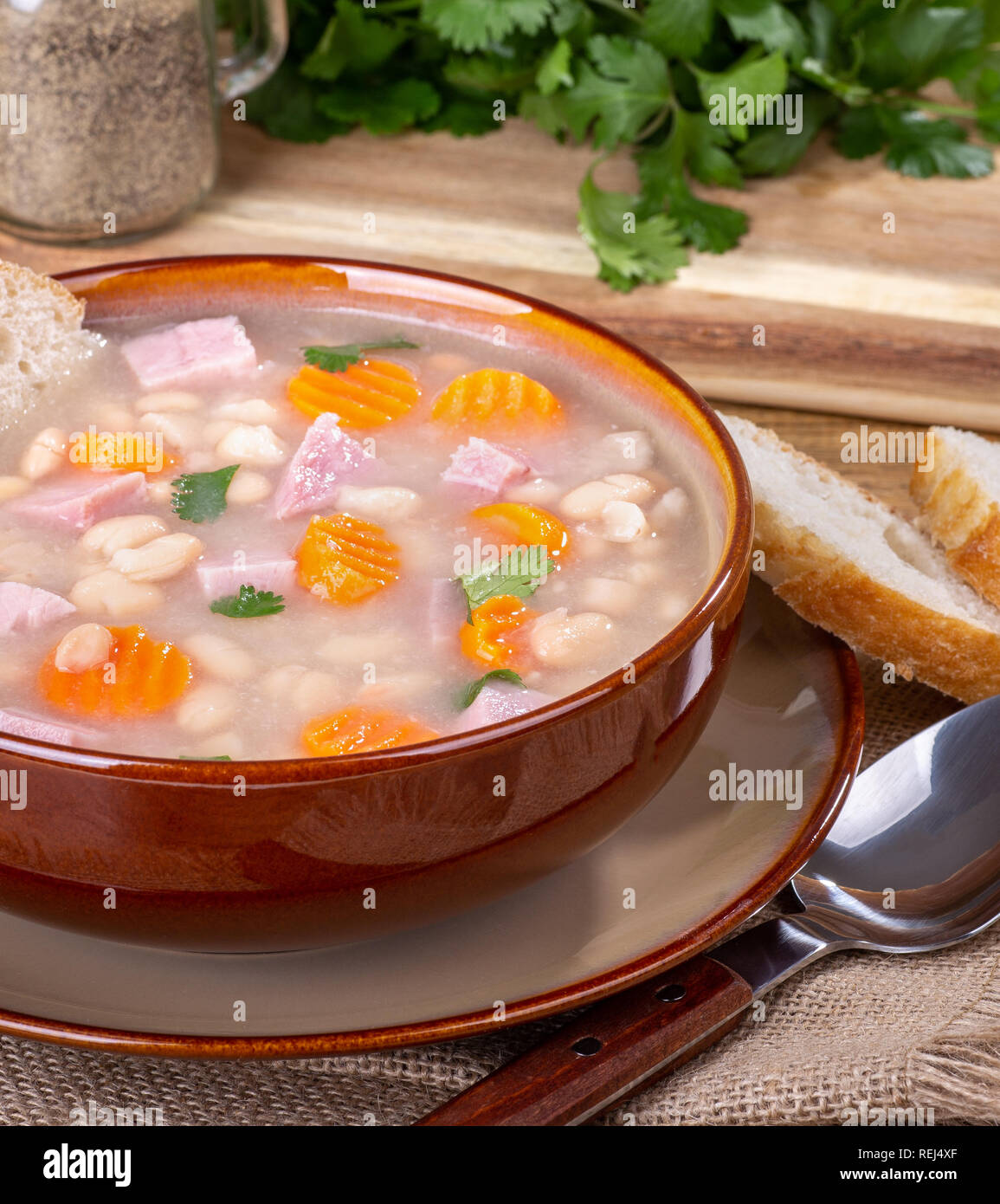 Libre d'un bol de soupe aux haricots et jambon aux carottes Banque D'Images