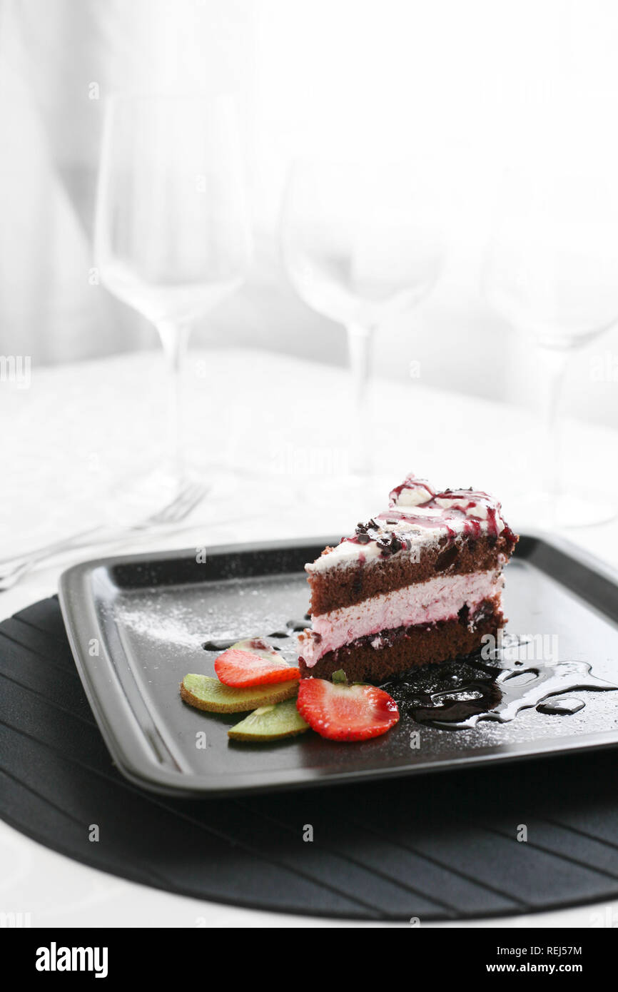 Morceau de gâteau sur la plaque noire Banque D'Images