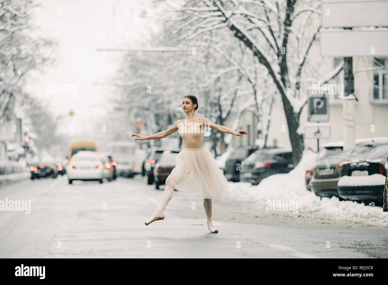Belle jupe transparente en ballerine danse sur la rue des harfangs ville  parmi les voitures Photo Stock - Alamy
