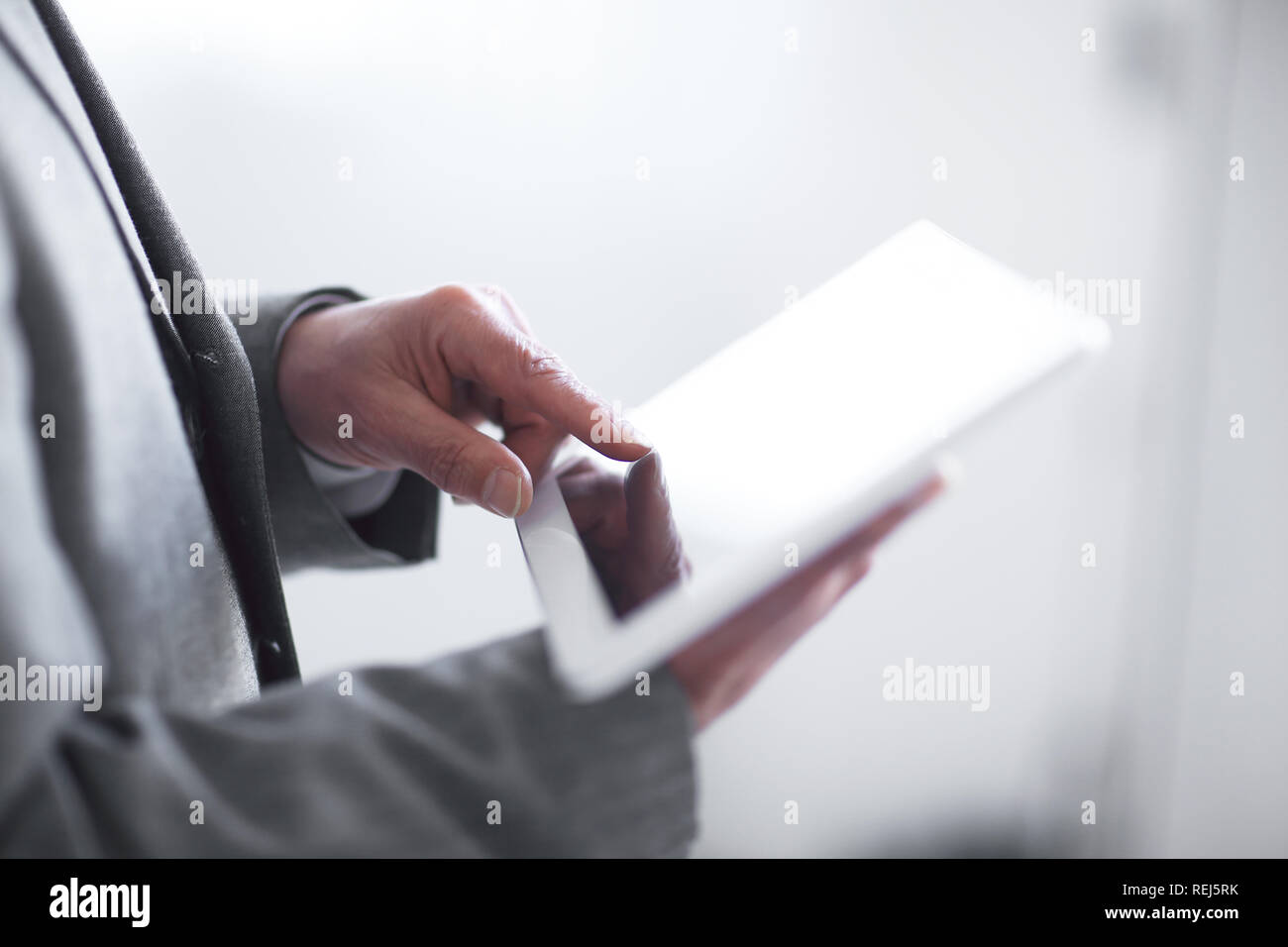 Close up.image floue businessman presses sur l'écran d'une tablette numérique.photo with copy space Banque D'Images