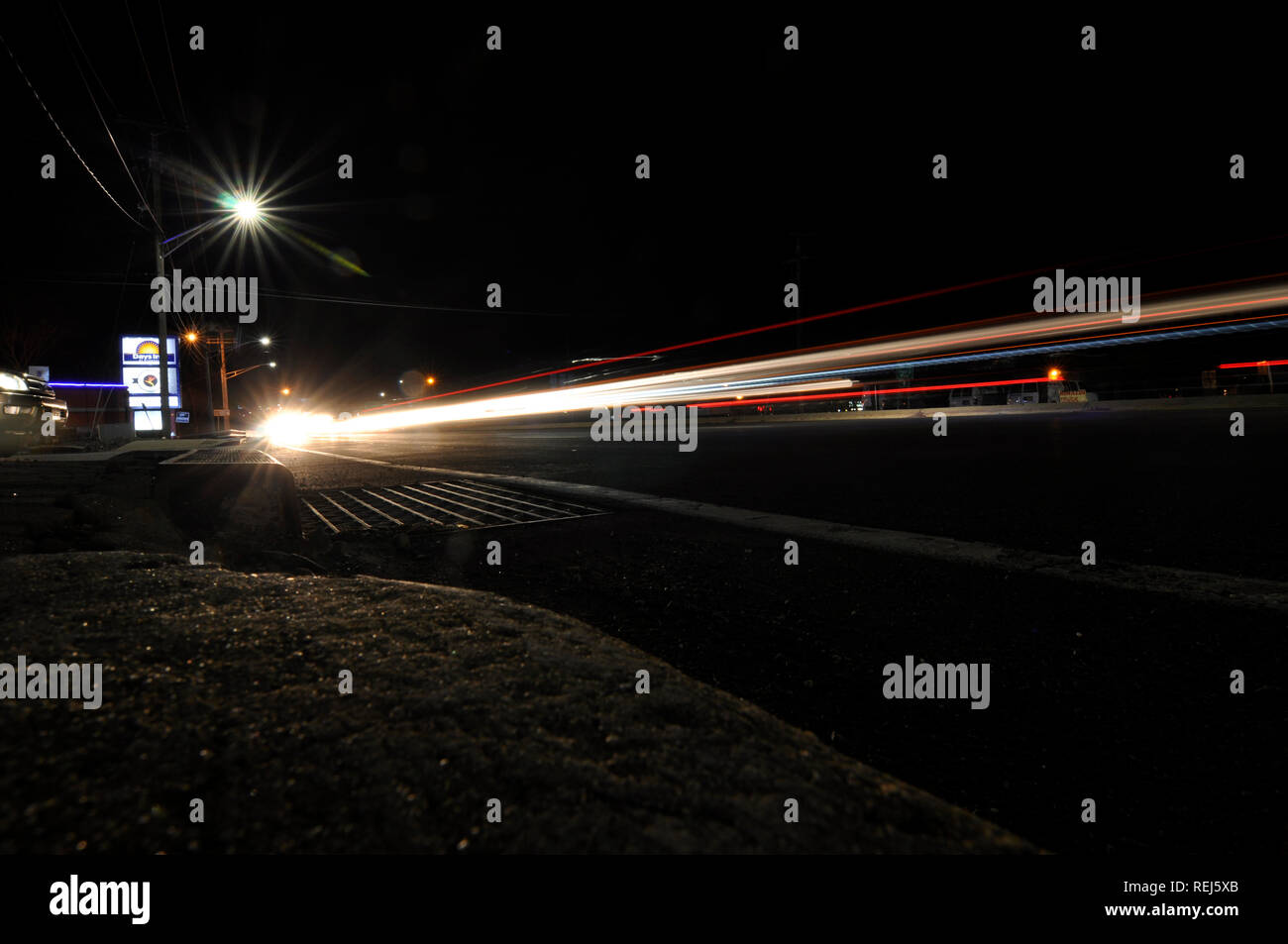 Voiture en mouvement rapide sur une autoroute de nuit sur une route très fréquentée dans l'État de New York Banque D'Images