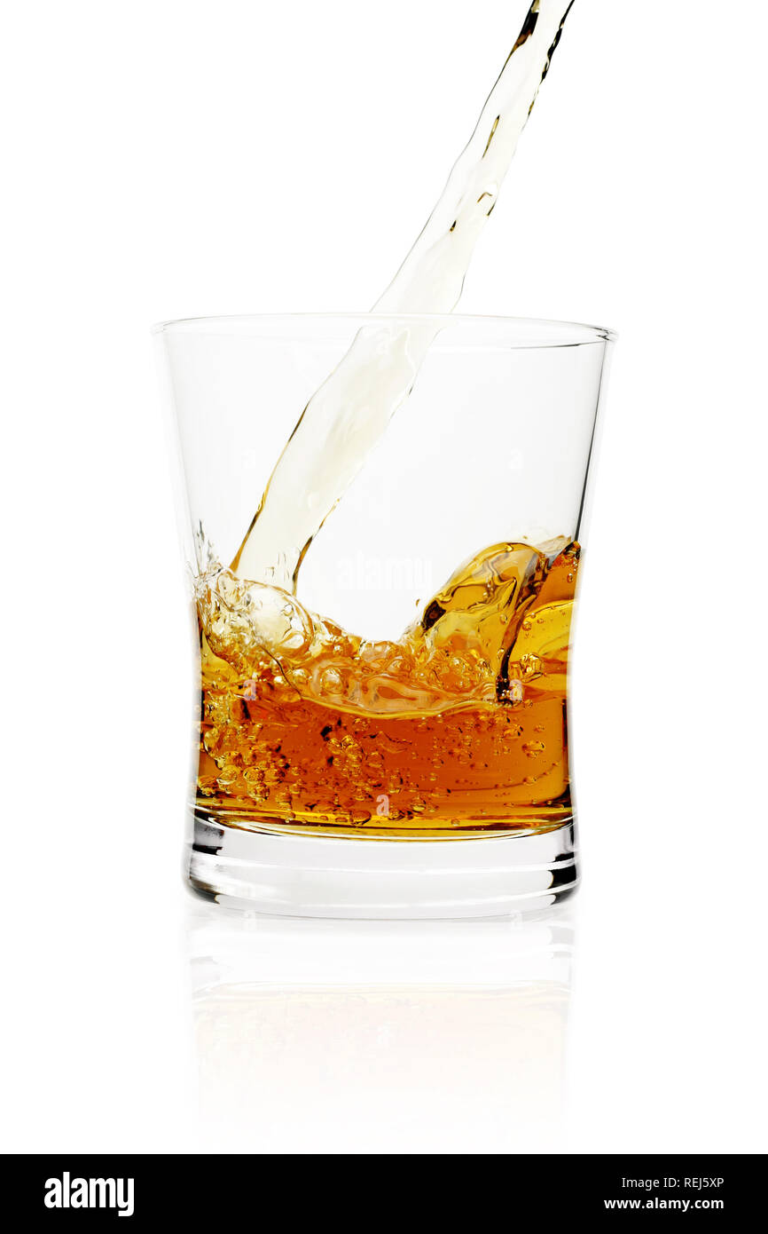 Verser le whisky dans le verre, isolated on white Banque D'Images