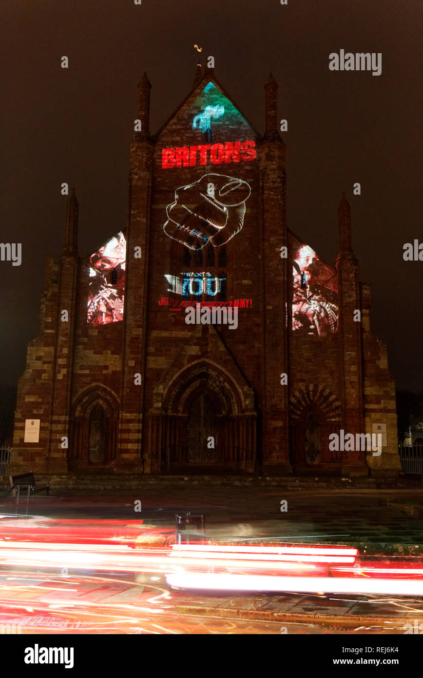 St Magnus Cathedral, Kirkwall, Orkney, Scotland, UK, 6 novembre 2018. Court métrage affichée sur les murs de la cathédrale du centenaire WW1 Banque D'Images