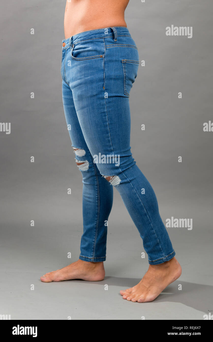 Homme moderne bleu sans marque skinny jeans déchirés isloated sur fond gris  Photo Stock - Alamy