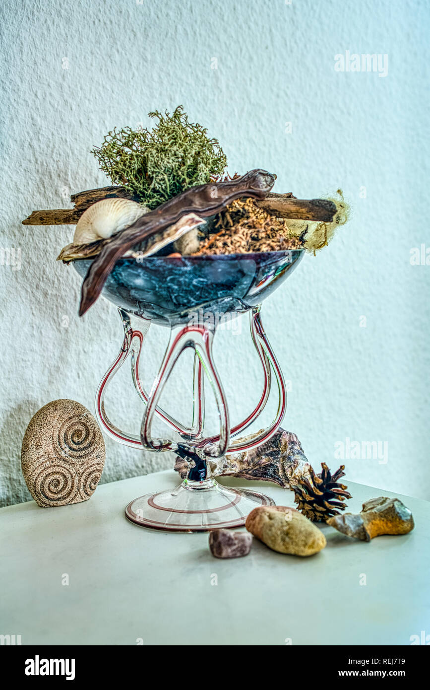 Près d'un bol rempli de verre décoratif souveniers naturel- moss, coquillages, pierres Banque D'Images