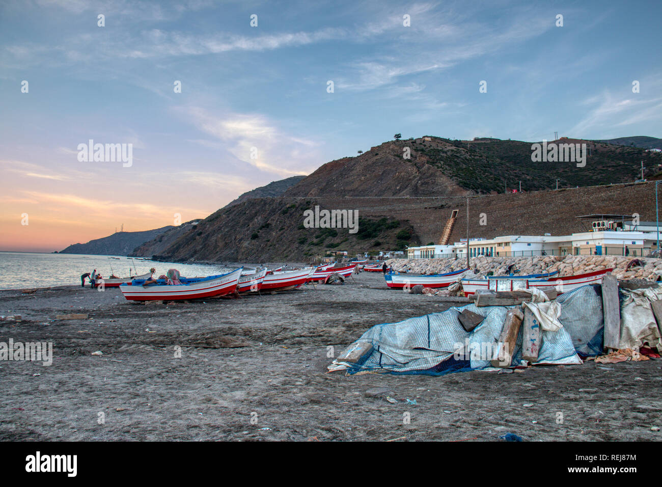 Oued Laou, Chefchaouen, Maroc - 3 novembre, 2018 : bateaux sur la plage de Oued Laou, un village qui vit principalement de la pêche, sur la Méditerranée Banque D'Images