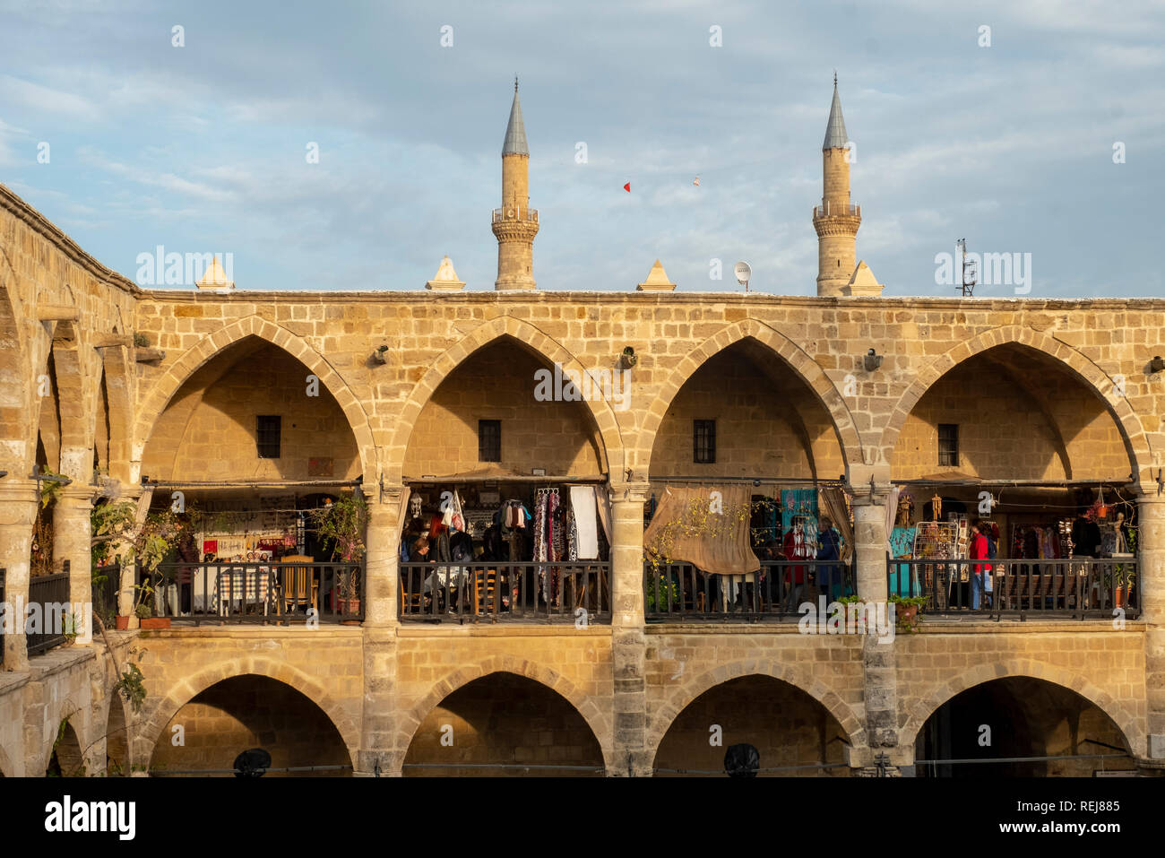 Le Büyük Han (Grand Inn historique) auberge du xvie siècle, aujourd'hui un centre commercial avec boutiques, cafés et une cour dans le nord de Nicosie, Chypre Banque D'Images