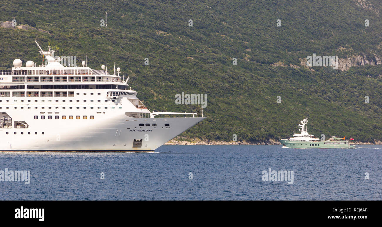 D'énormes navires de croisière et des passagers d'un petit bateau à moteur  avec un héliport dans la baie de Kotor Photo Stock - Alamy