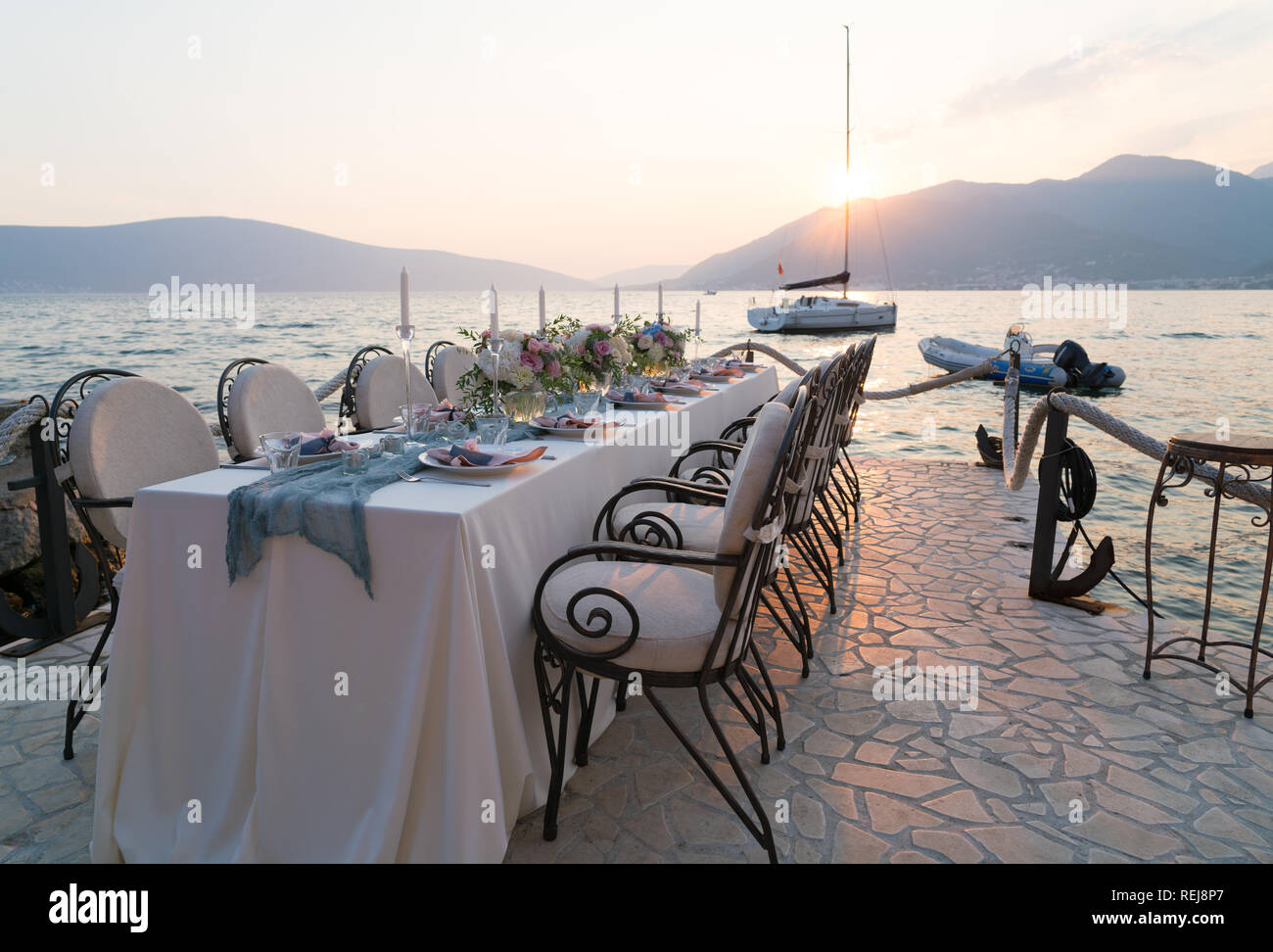 Table joliment décorée avec des fleurs pour un dîner de mariage Banque D'Images