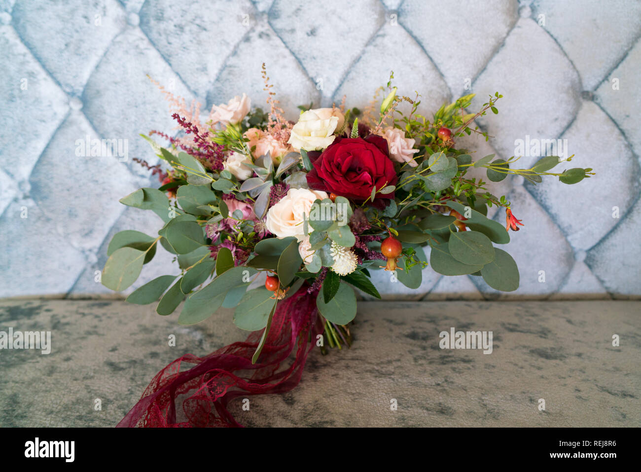 Magnifique bouquet de mariage de différentes fleurs et verts Banque D'Images