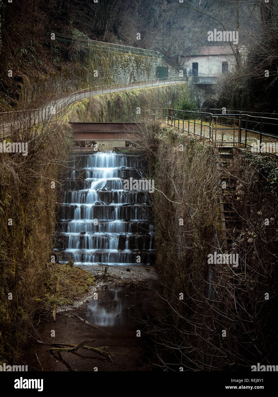 Une scène pastorale, ancienne grange et cascade pendant la saison d'hiver, Lombardie, Italie Banque D'Images