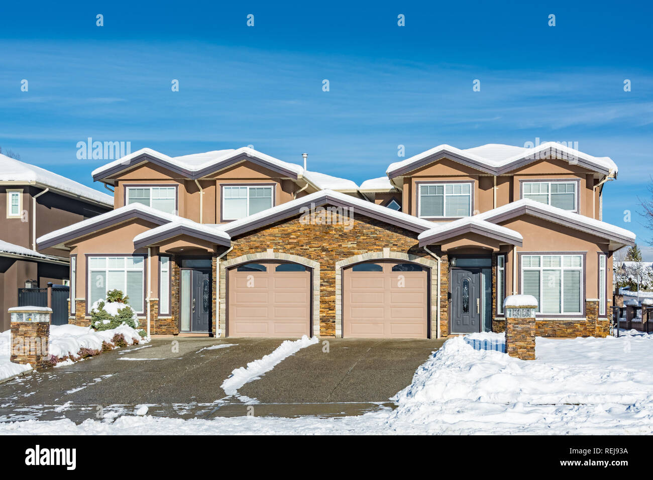 Chambre duplex résidentielle avec en cour avant sur la neige journée ensoleillée d'hiver au Canada Banque D'Images