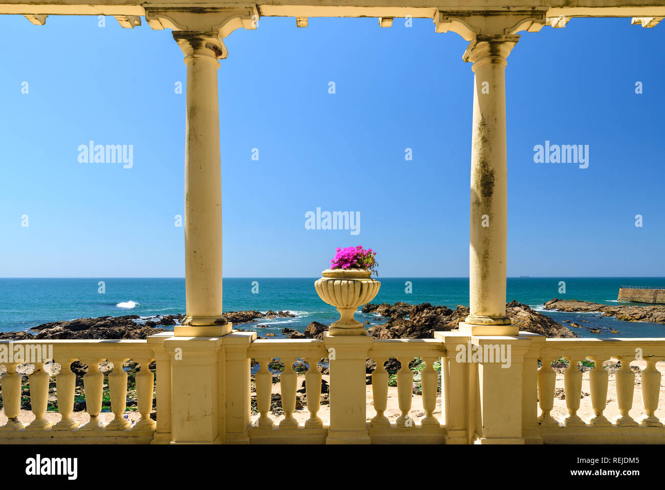 Belle vue sur la mer dans la ville de Porto à partir de mobilier terrasse avec des fleurs, côte Atlantique, Portugal. Balcon avec des fleurs Banque D'Images