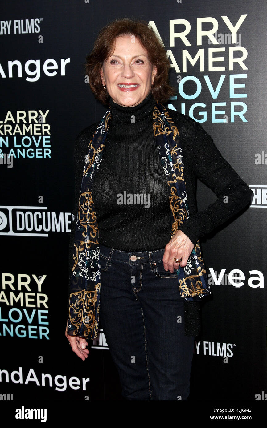 NEW YORK, NY - JUIN 01 : l'actrice Kelly Bishop participe à la première de New York « Larry Kramer in Love and Anger » au Time Warner Center le 1 juin 2015 à New York.(Photo de Steve Mack/S.D.Mack photos) Banque D'Images